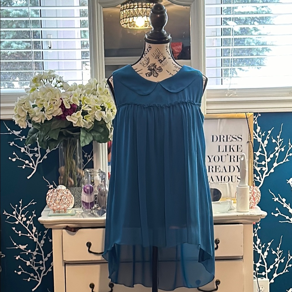 Blue Sleeveless flowy Women's Blouse
In size M
